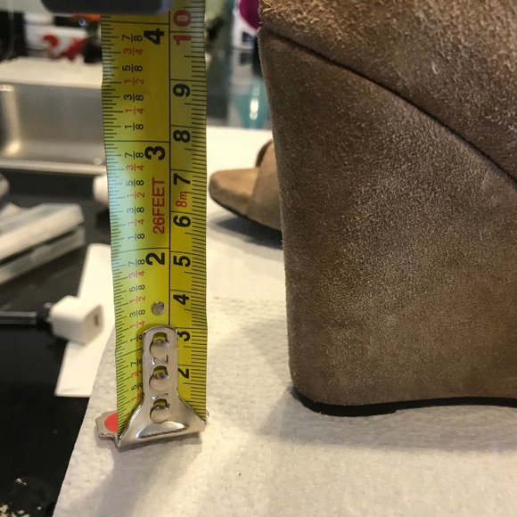 Steve Madden Suede Tan Wedges with Tassles - Picture 2 of 9